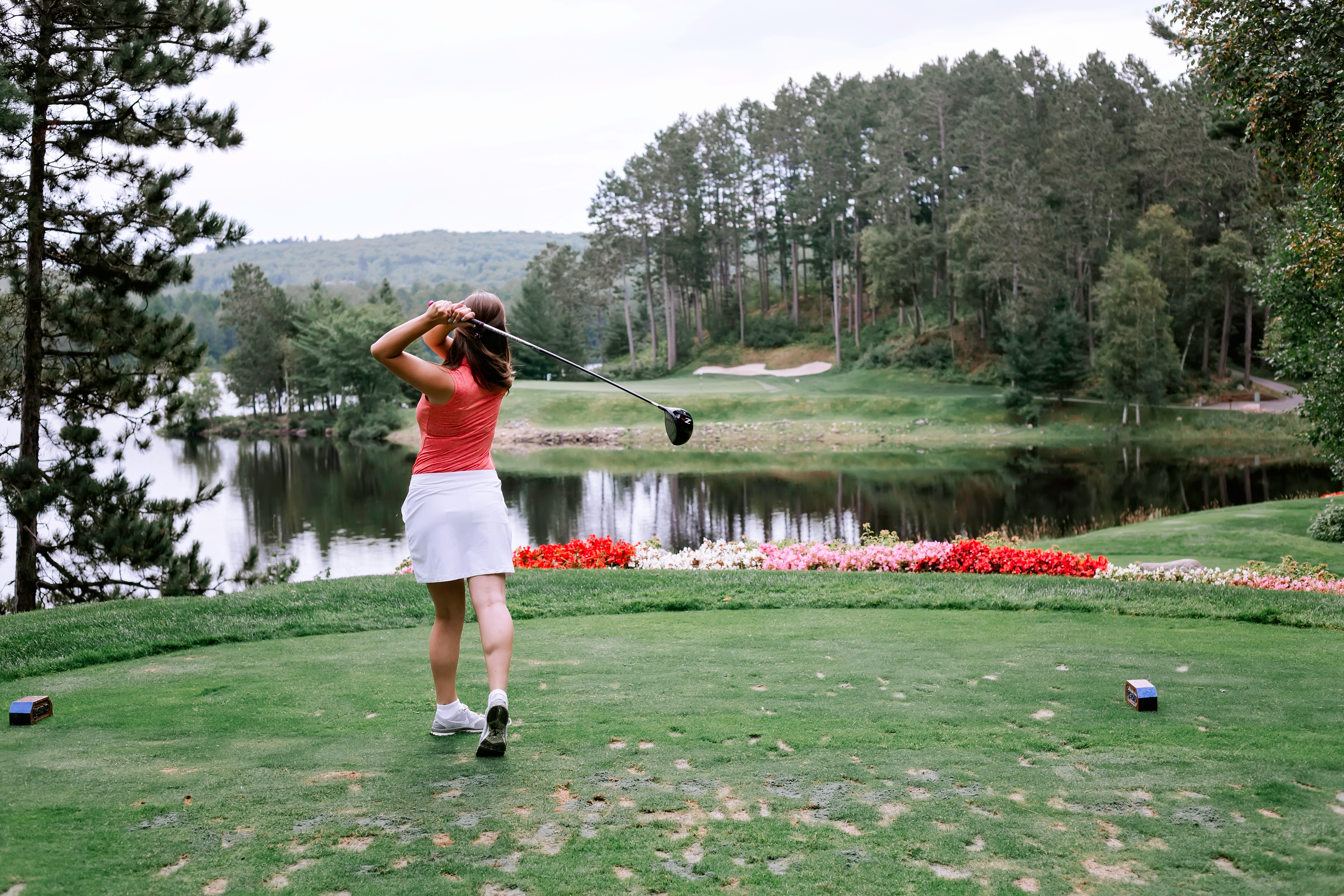 Woman golfing at Giants Ridge
