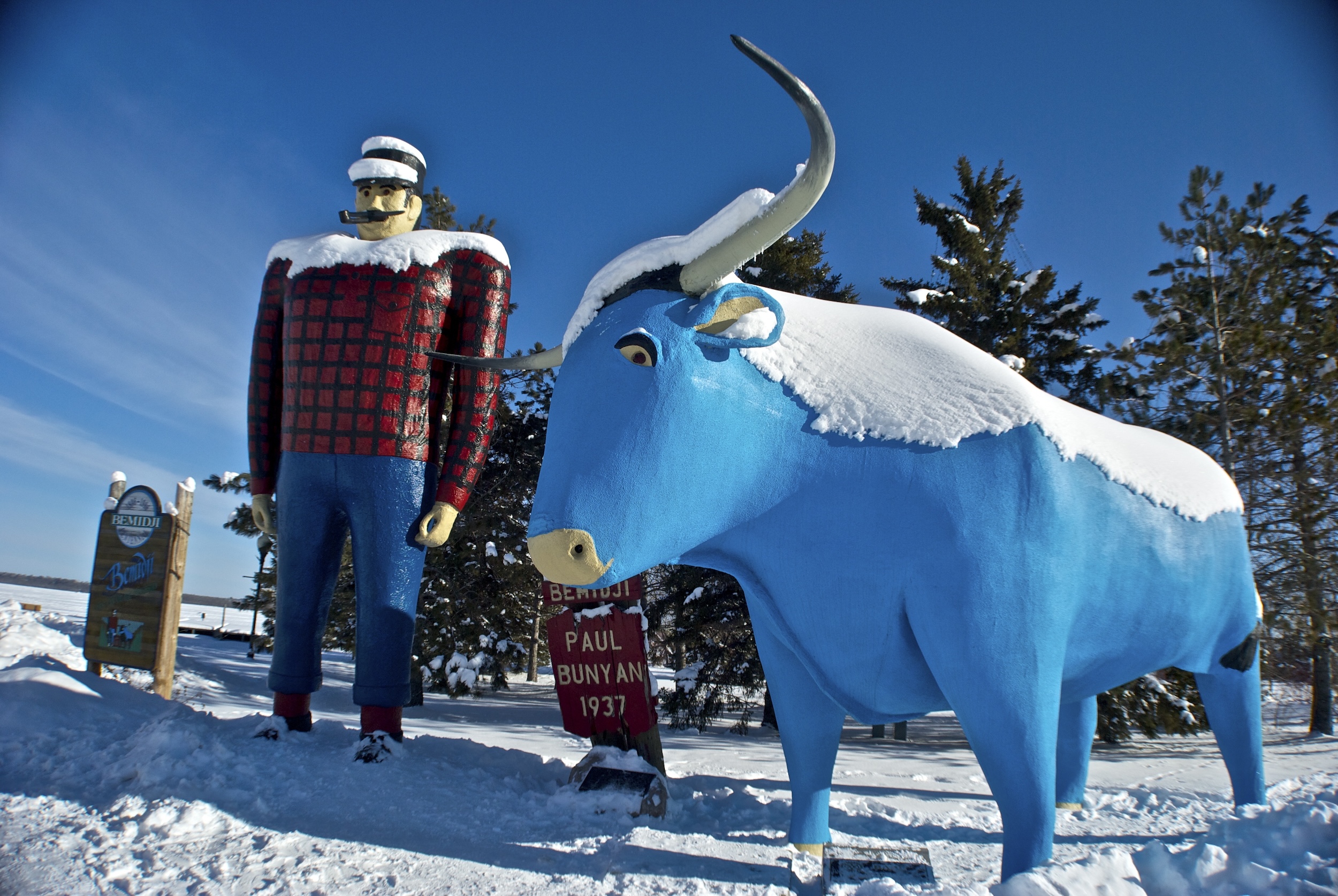 Paul Bunyan & Babe the Blue Ox in Bemidji during winter