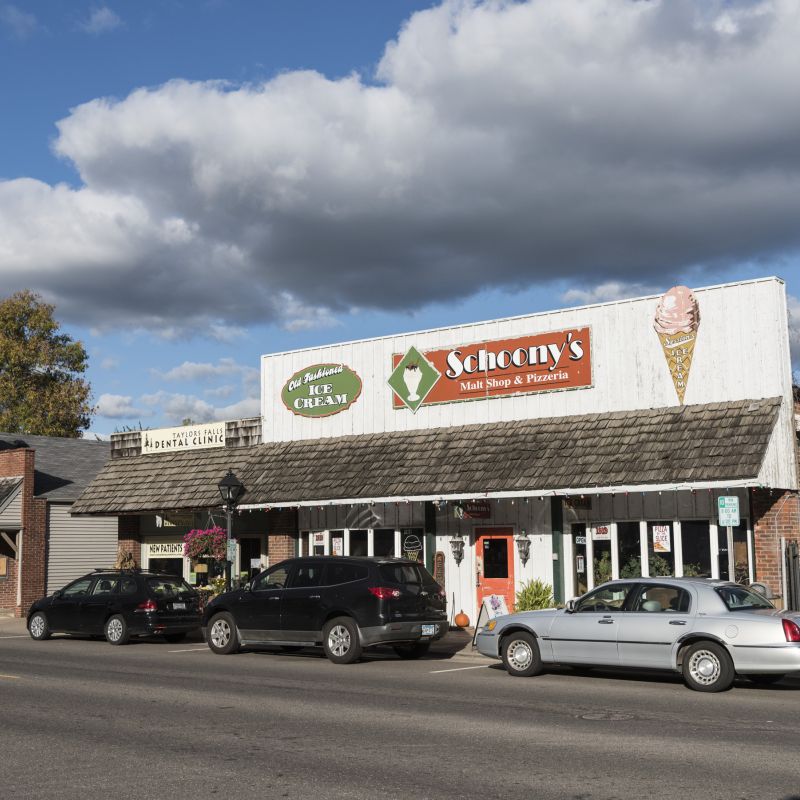 Schoony's Malt Shop & Pizzeria has old fashioned ice-cream in Taylors Falls / Lucy Hawthorne Photography