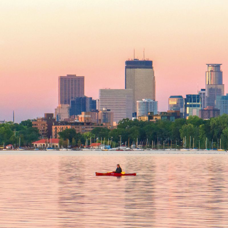 Minneapolis skyline behind Bde Maka Ska